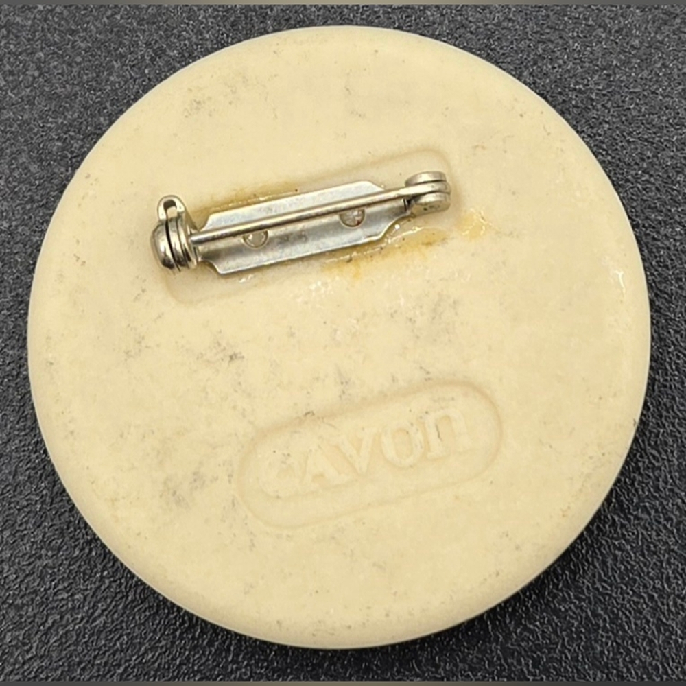 š¼ Avon Porcelain Brooch Floral Design On Cream Color Background 1.5" Diameter - Picture 2 of 3